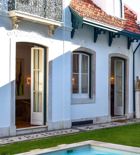 Charming Portuguese villa with pool and garden — serene accommodations for a yoga, surf, and wine retreat in Portugal.